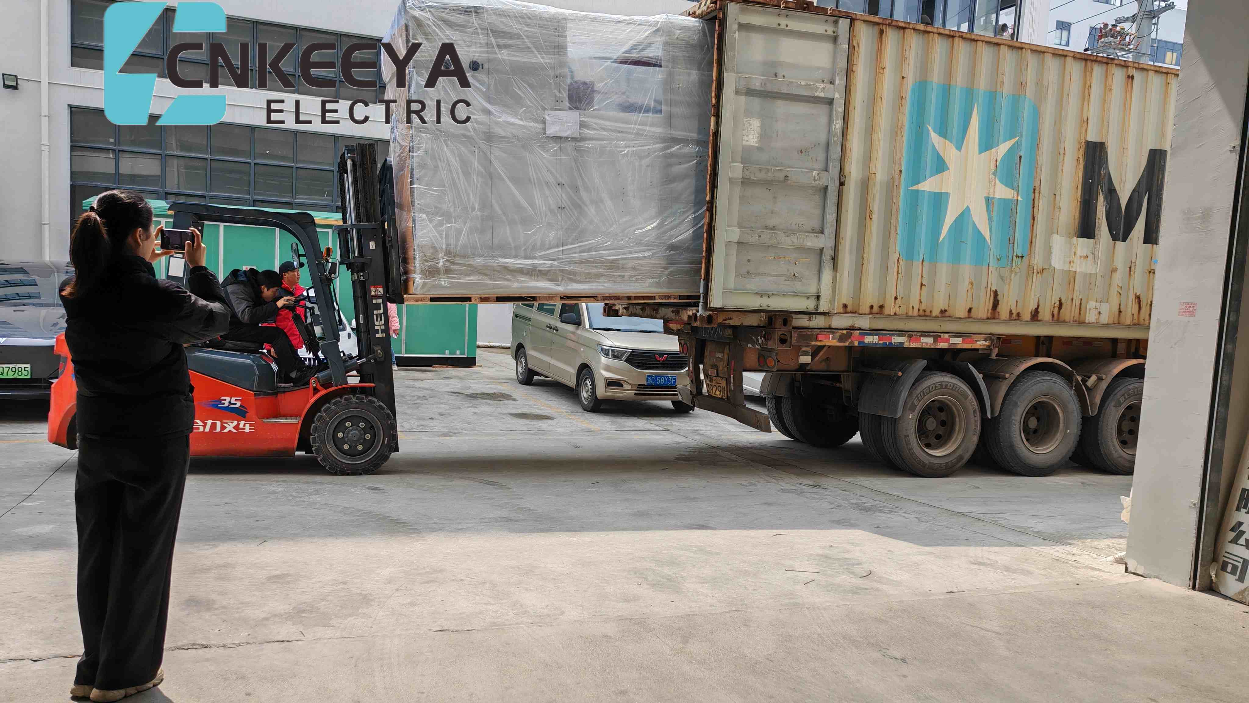 Четыре шкафа KYN61 компании были успешно загружены и отправлены для оказания помощи в строительстве энергетических проектов для украинских заказчиков.